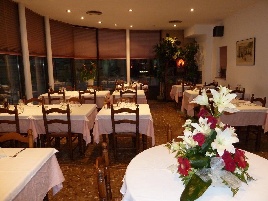 Restaurant Fonda Giralt Hotel Amer ภายนอก รูปภาพ
